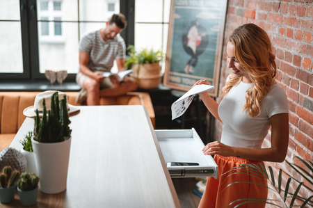 Biurko elektryczne białe SENSE O'DESQUE drewniane LARGE WIĄZ 160x80 cm